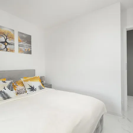 Jasny W Kolobrzegu Z Parkingiem, Balkonem I Tarasem Widokowym By Renters