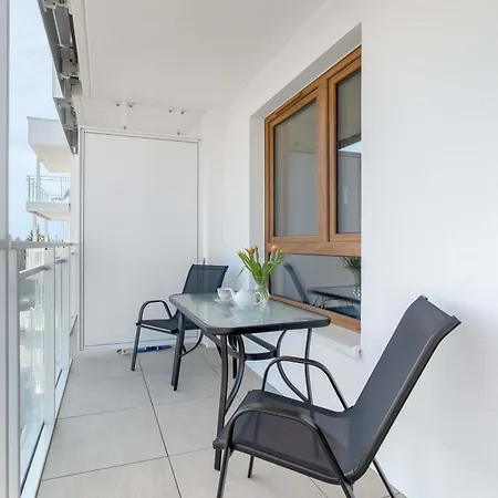 Apartment Jasny W Kolobrzegu Z Parkingiem, Balkonem I Tarasem Widokowym By Renters